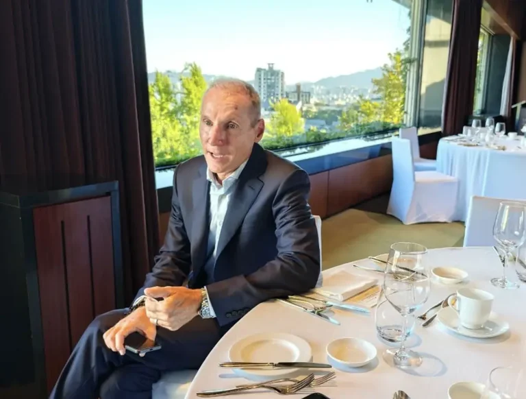 インタビューに応じるWorld Liberty Financial CBOのRyan Ballantyne氏