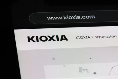 キオクシア株が一時1000円超高｜TOPIX買い需要1.1兆円の試算も