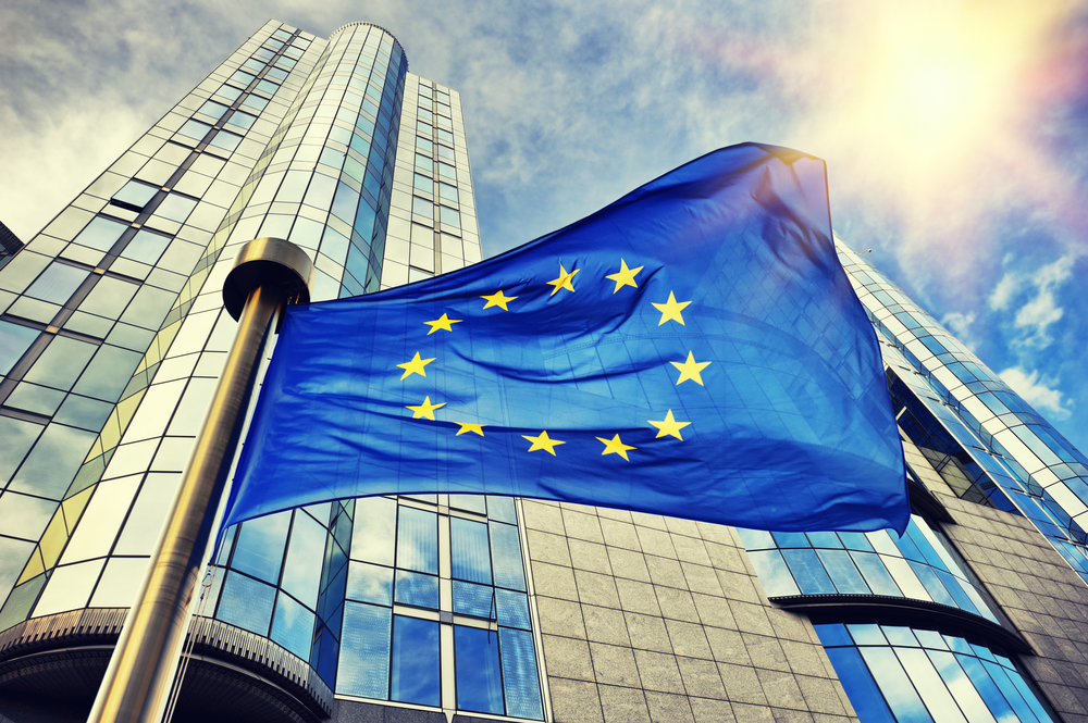 欧州委員会、フェイクニュース対策の枠組みにブロックチェーン技術を指定