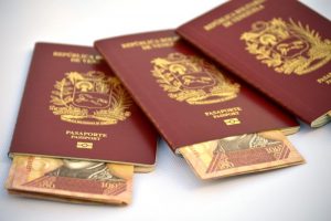 ベネズエラ、パスポート発行・更新の支払いにペトロの使用を義務付ける