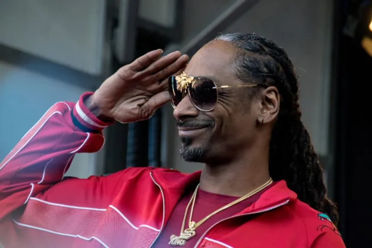 人気ラッパーのSnoop Dogg氏「実は私は、、」推定18億円分のNFTを所有する匿名コレクターであると暴露