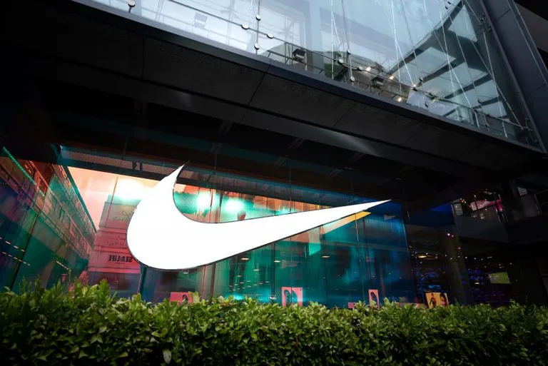 NIKE(ナイキ).SWOOSH エアドロップの20%が完了|4種類のポスターデザインが公開