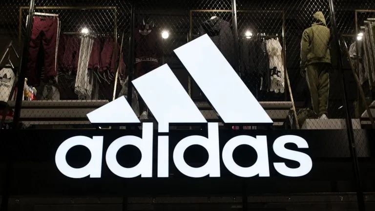 BAPE × adidas（アディダス）コラボスニーカーのNFTオークション開始