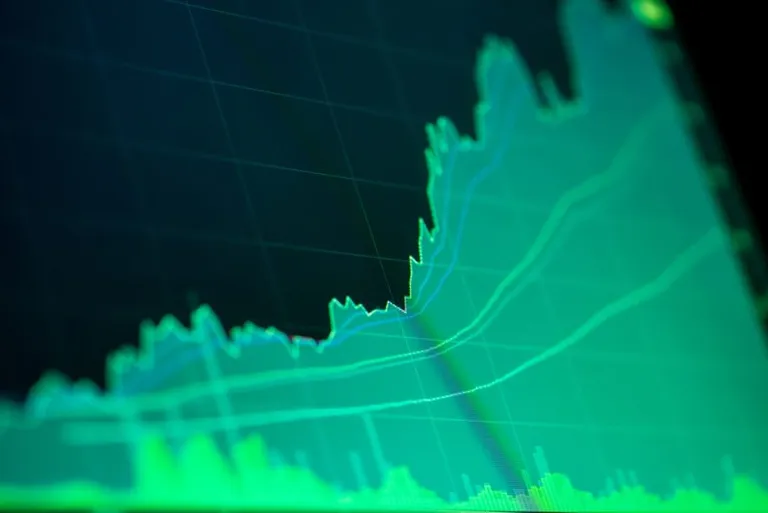 仮想通貨関連企業の株価は上昇|ビットコイン保有のマイクロストラテジーは3億ドル増収