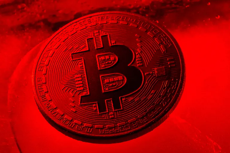 米ビットコインETF、過去最大約875億円の資金流出