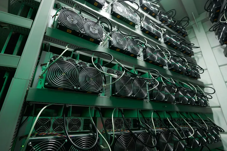 ビットコインのハッシュレート低下の中、KaspaとAlephiumマイニングが活況
