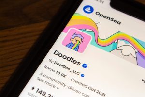 NFTプロジェクト「Doodles」、アディダスとコラボ｜限定アパレル公開