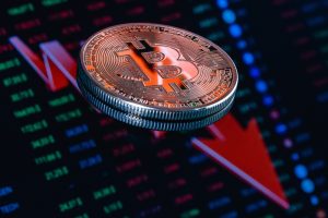 ビットコイン、5.8万ドル台に下落｜金との負の相関、リスク回避姿勢か