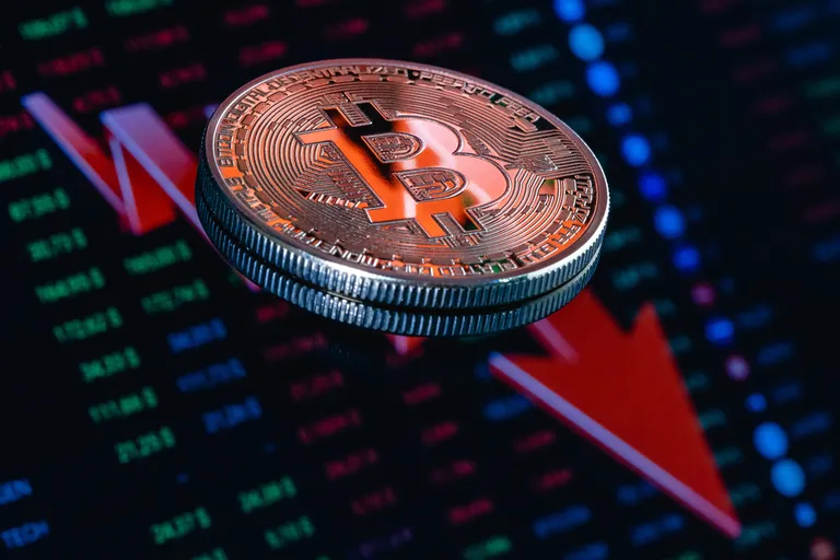 ビットコイン、5.8万ドル台に下落｜金との負の相関、リスク回避姿勢か