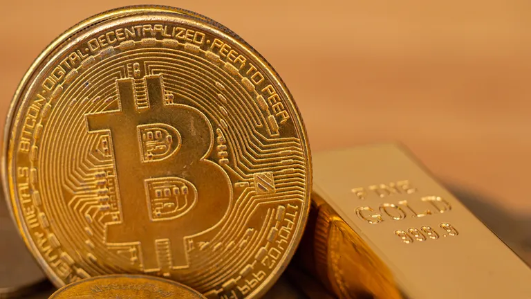 現物型ビットコインETF、約10カ月で"金"ETFの半分の資産規模に