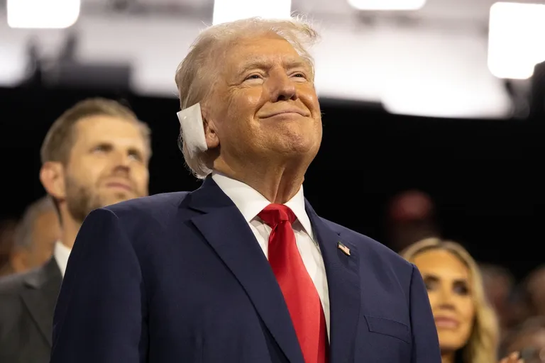 $TRUMP保有者ディナー招待は「腐敗行為」？トランプ大統領に民主党から批判相次ぐ