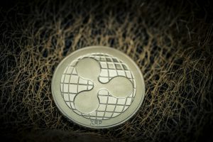 リップルとビットコインの溝深まる？サトシ像めぐりCEOに厳しい声