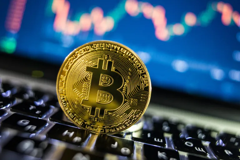 【市場分析】ビットコイン10万ドルで停滞も「嵐の前の静けさ」か｜歴史的低ボラティリティが示す価格爆発の予兆
