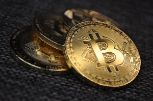 なぜBTCは金に劣後？10万ドルが上限と専門家が指摘する理由