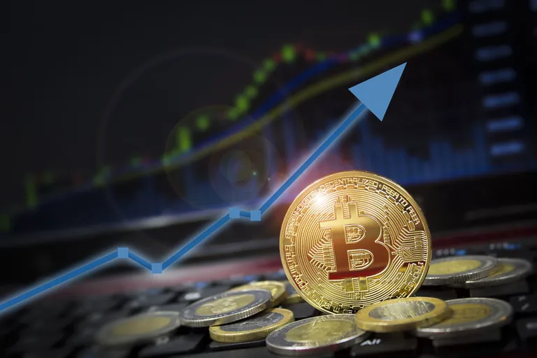 ビットコイン下落は「底打ちサイン」か、専門家が分析する今後の展開