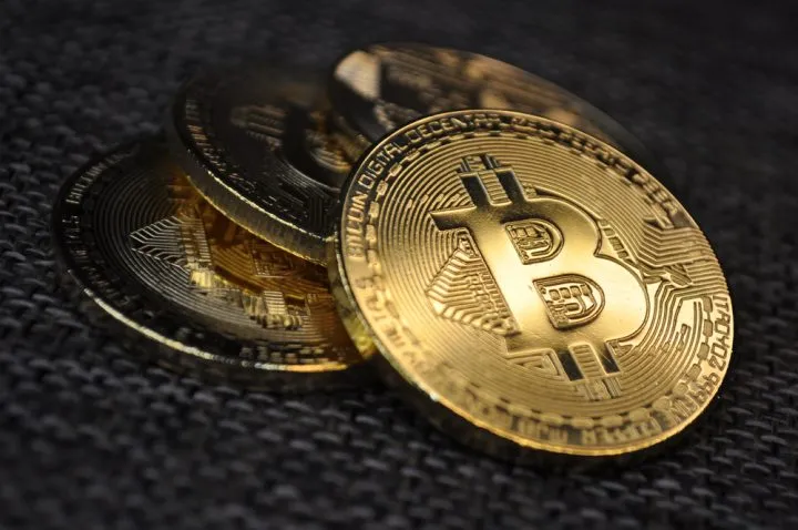 【今日の暗号資産ニュース】エルサルバドルの毎日1BTC購入は虚偽？日銀のドル供給がBTC相場に与える影響とは