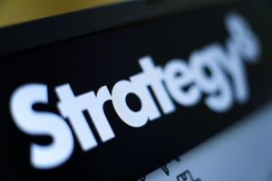 ストラテジー社、BTC集中投資で過去最高益｜ゴールドマン・サックスの3倍