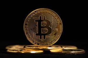 【今日の暗号資産ニュース】BTC価格変動の謎に迫る。ビットコインと金はどちらが安全？