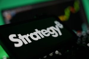 BTCは好調もMSTR株は不調。二つの乖離の謎