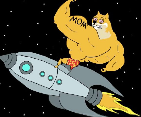 筋肉質なドージ（犬のキャラクター）が宇宙を飛ぶロケットにまたがり、腕には『MOM』と書かれたタトゥーがある。背景は宇宙空間で星が輝き、価格上昇と新しい戦略を暗示するユーモラスなイラスト。