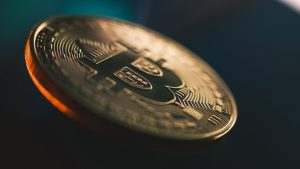 ビットコイン手数料56%減、10万ドル割れでマイナー危機か