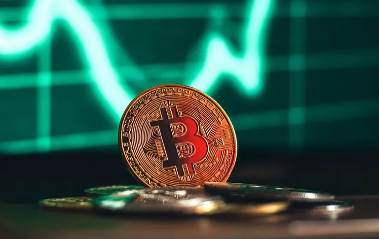 ビットコイン（BTC）、71,000ドル台で膠着状態【仮想通貨チャート分析】