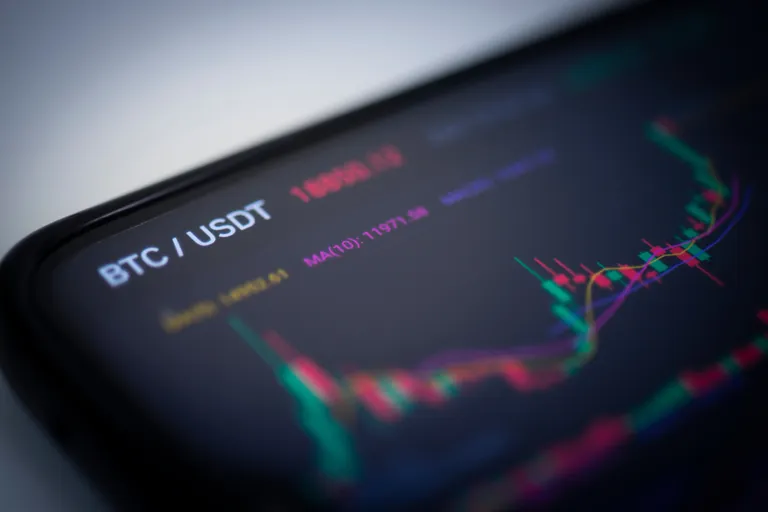 ビットコイン長期保有者にも「降伏」の影？価格反発も警戒必要か
