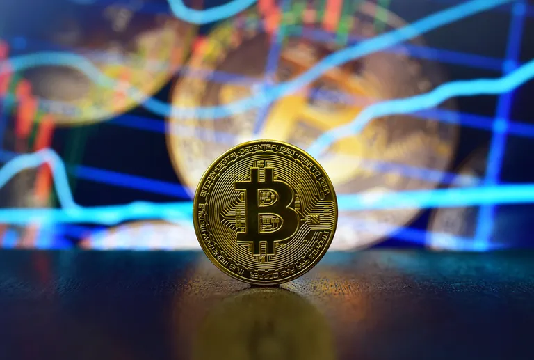 ビットコイン(BTC)、7万ドルの節目で攻防ー強気維持へEMAのサポートが鍵【仮想通貨チャート分析】