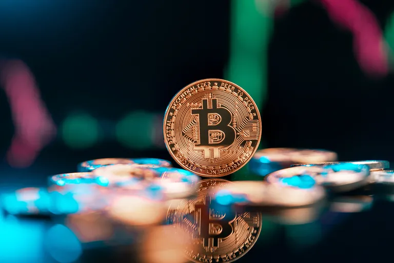 ビットコイン、原油高を跳ね除け7万ドル維持｜8万ドル視野か