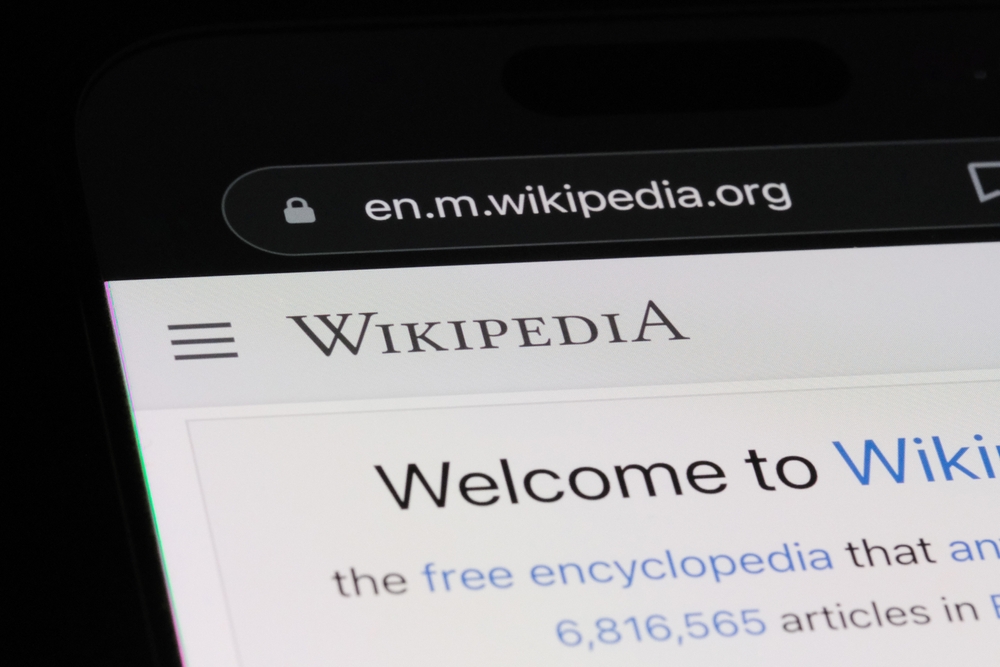 WikipediaがAI生成文を禁止、ハルシネーション懸念で編集方針を刷新