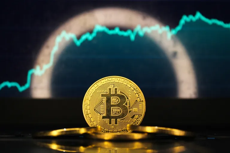 BTCショートから40倍ロングへ、大口投資家が3000万ドル超の勝負