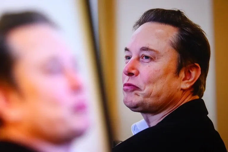 イーロン・マスク氏、AI「Grok」で踊るビットコイン女子を生成し話題に