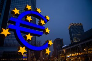 軍事費増加で欧州債務が悪化？通貨不安の裏で機関投資家が狙うBTC