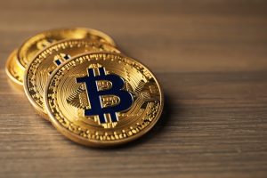 ビットコイン7.6万ドル到達も利確リスク増？大口の送金急増で警戒感
