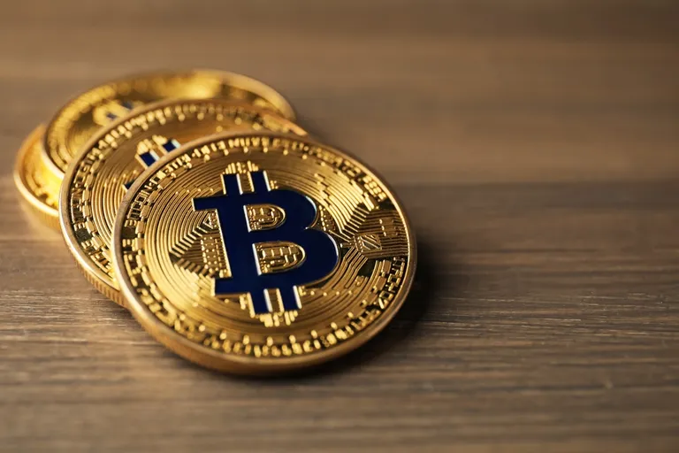 ビットコイン7.6万ドル到達も利確リスク増？大口の送金急増で警戒感