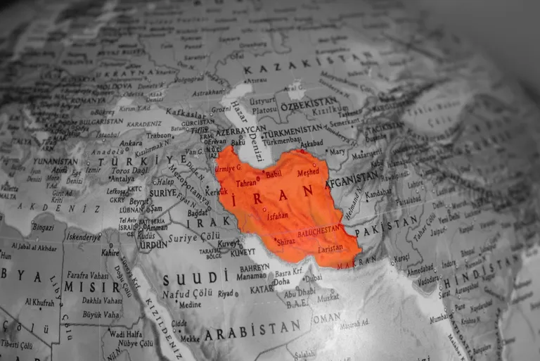 イランが「デジタルオイル取引」を批判 、仮想通貨が地政学リスクの最前線へ