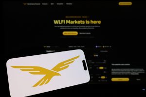 トランプ関連仮想通貨プロジェクトに流動性危機？ロック解除と巨額債務の罠