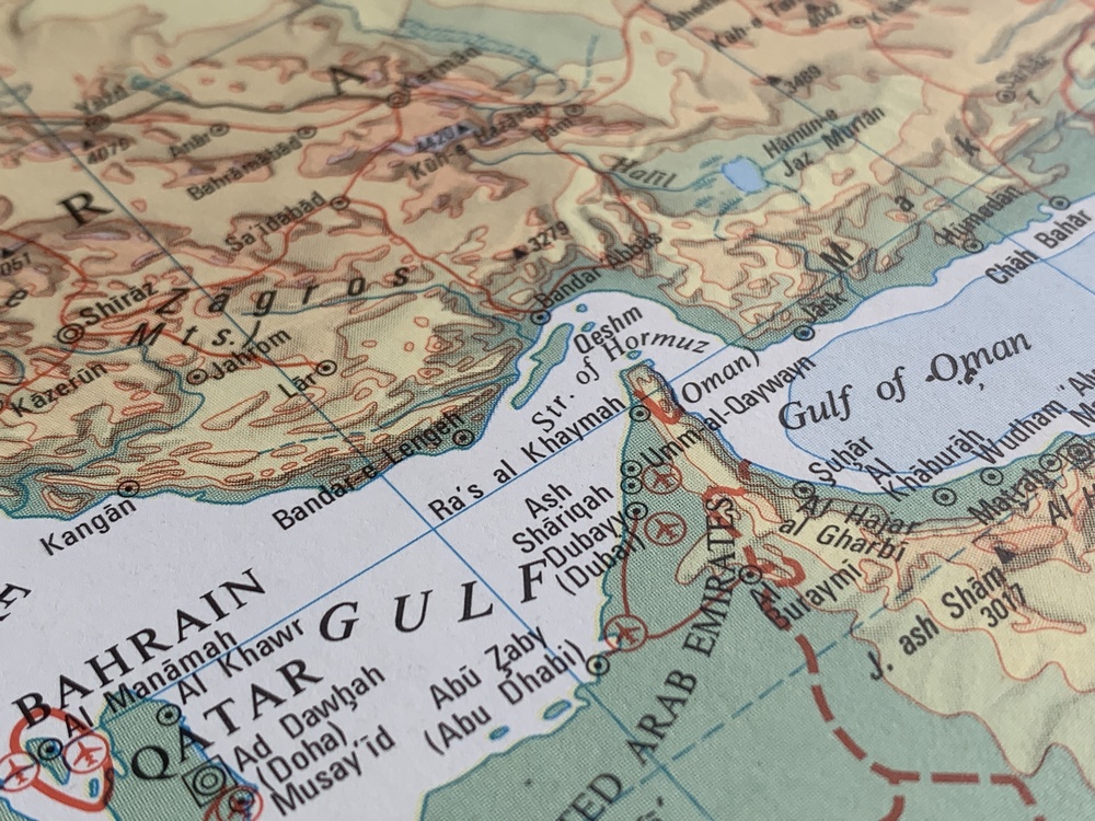 仮想通貨詐欺が軍事攻撃に発展、ホルムズ海峡でタンカー銃撃