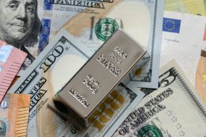 銀先物が4.8%急騰、BTCと連動する「リスク資産化」か