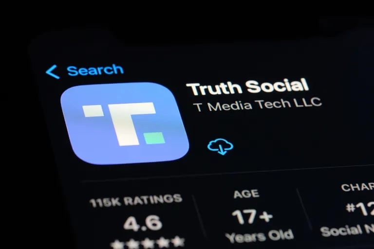 トランプ関連企業のビットコインETF申請が取り下げ、手数料競争の厳しさ露わに