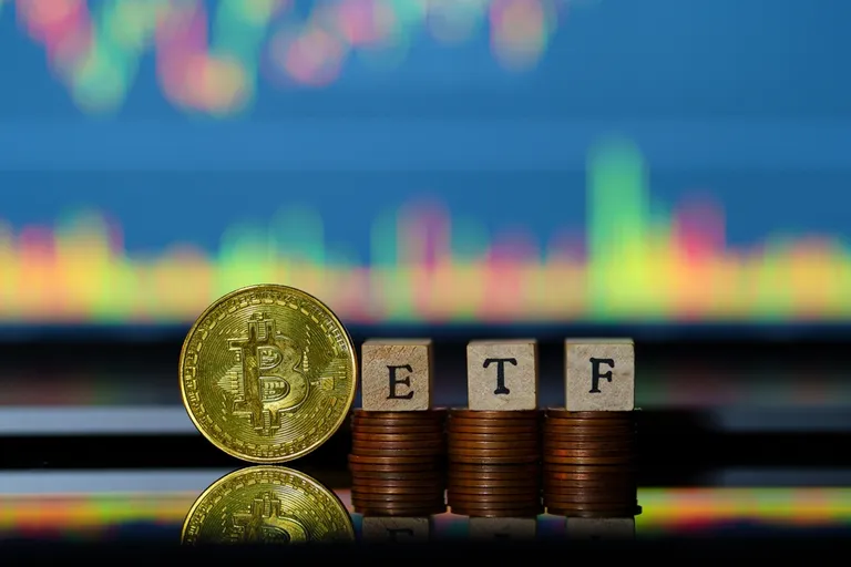 ビットコインETFから約10億ドル流出、インフレ懸念で6週間の流入が逆転