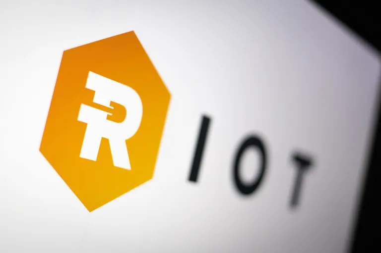 BTCマイニング大手RIOT、過去30日間で株価49%高騰｜AI収益計上