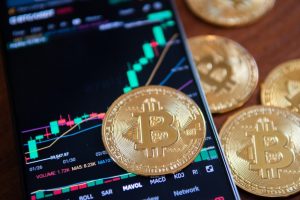 ビットコイン8.2万ドル回復、地政学リスクとETF需要が交差する転換点
