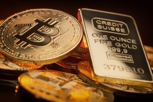 金を追うビットコイン、30万ドル到達の鍵は原油か？