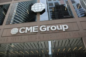 CME、無期限先物の承認めぐりCFTCを提訴｜規制対立が表面化