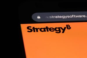 ストラテジー社のBTC売却は「構造的亀裂」か？SNSで波紋広がる