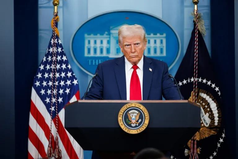 トランプ「4期目」発言の裏で、同氏ミームコインが取引所へ大量移動