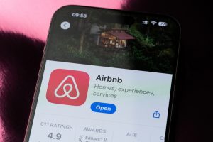 Airbnbは不動産をトークン化する?CEOの「削除済み投稿」が話題