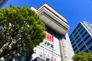 TOPIX見直しで8月末が運命の判定日|仮想通貨企業に二重の壁