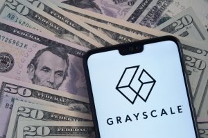 グレースケール、仮想通貨ETFのステーキング報酬を毎月現金分配へ